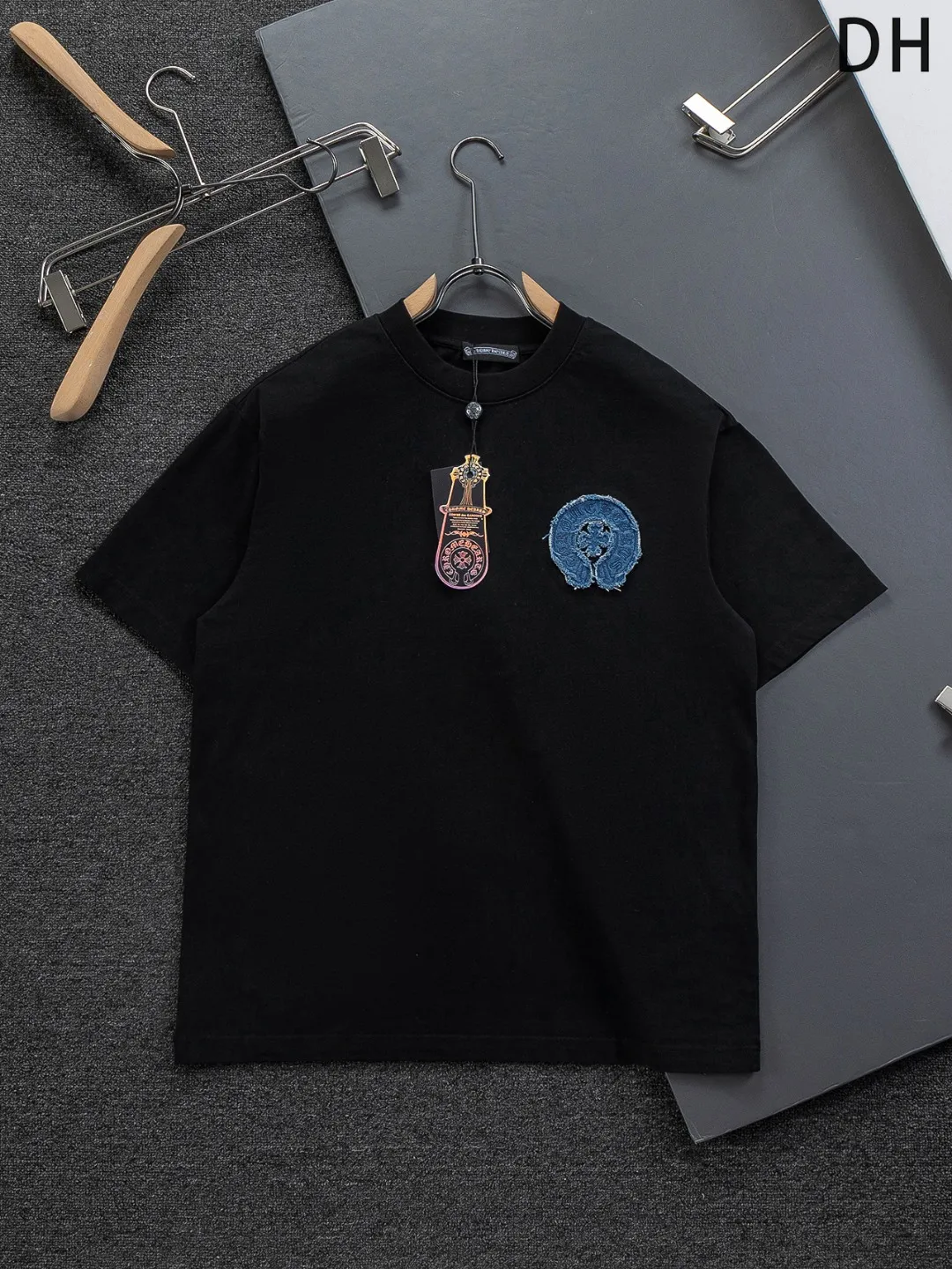 🅿️210 Chrome Hearts CH Cross 26SS New products are hot at the same time💥 Style Early spring classic style Multiple craftsmanship Horseshoe cross with denim patch on the chest 🪡 Embroidery Large logo cross on the back Horseshoe denim patch with Sanskrit ✝️🪡 Embroidery Round neck short-sleeved T-shirt, a popular style, a style that both men and women like, same style for men and women, 100% chance of turning heads when you wear it when you go out! It’s all about being handsome. The designer’s classic sense is precisely grasped. The whole piece of clothing is heavy. Industrial washing process. Ready-made garments are dyed + sprayed for a horse effect. The double-washing process is super recognizable. It uses heavy washing to make it distressed. The edges of the patch are slightly rolled and naturally distressed. It has a three-dimensional layering with a little damage and is very visually lethal. It adheres to Kroxin's consistent rough style. The chest and back are large, and the horseshoe flower printed patch pattern is embroidered and decorated. It is decorated with silver metal engraved distressed buttons. The classic elements full of brand recognition instantly enhance the overall sense of grade and specification. Its texture is quite high-end! The overall feeling is high-end, simple and elegant, with silver hardware accessories, a full set of customized accessories, and the pattern of the entire dress is all decorated with patchwork three-dimensional embroidery technology, which is the finishing touch of the entire dress. The design on the back is even more eye-catching! ! This full back is so cool, it’s full of design, and the overall upper body style highlights fashion and individuality. Wearing it together as a couple is even more popular on the street. I recommend the early autumn sweatshirt! ! The fabric is a unique 320g 100% cotton, which is skin-friendly, breathable, warm to the touch, firm in texture, and smooth in lines. It can be called a back killer, which has very strict requirements on craftsmanship and cost. The smooth neckline, flat cuffs and hems, the stitches are small and tight, tight and orderly, and the details are perfect. The consistent OS version can be worn alone or layered. It is very casual, but very iconic! It is simply the flagship of high-end trendy brands and must be included in your wardrobe. It has the American fashion spirit of freedom and individuality, and is highly recognizable and stylized! Color: Black White Size: S-XL Size chart: S: Shoulder width 50-Bust 56-Length 70 M: Shoulder width 52-Bust 57-Length 72 L: Shoulder width 54-Bust 59-Length 74 XL: Shoulder width 56-Bust 62-Length 76